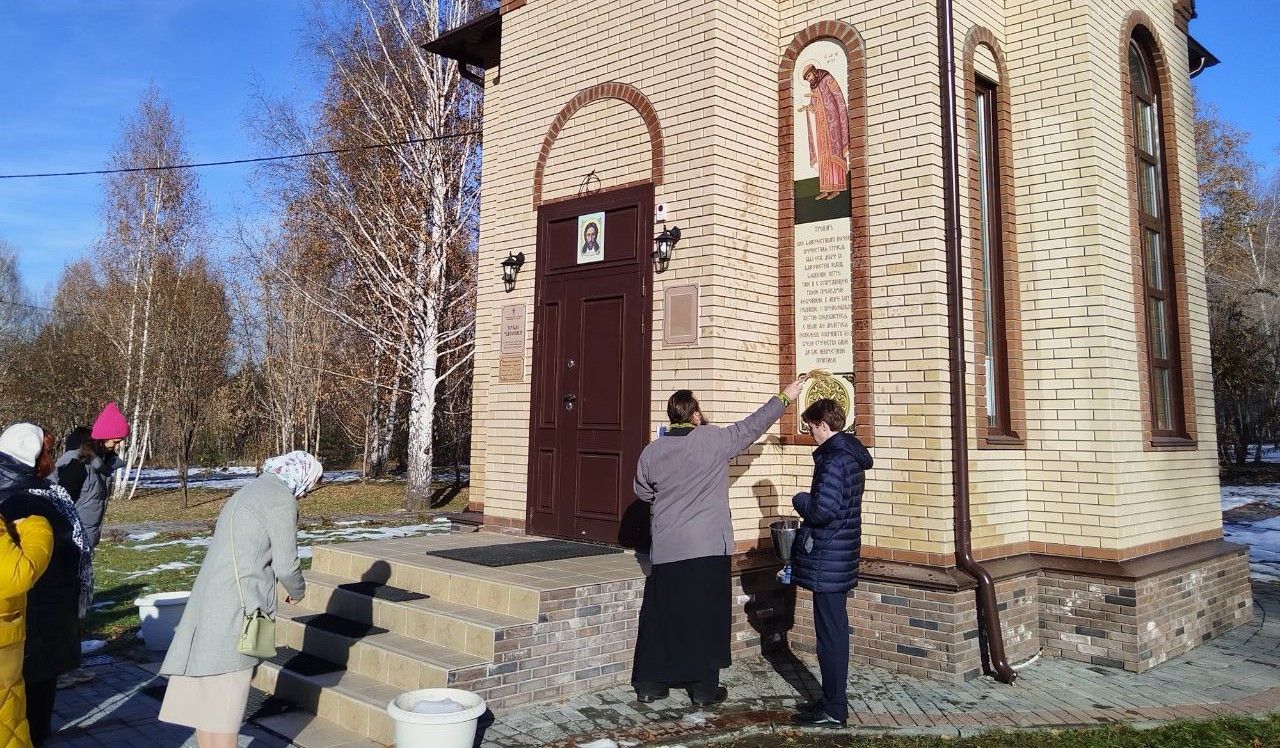 Освящены нахрамовые иконы святых Петра и Февронии