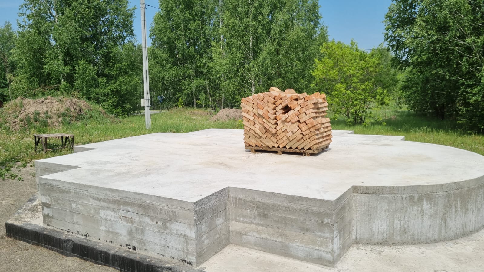 Первые кирпичи для будущего храма